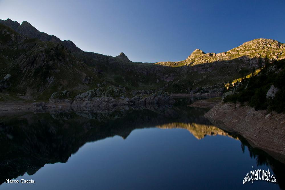 06_Riflessi nel Laghi Gemelli.JPG